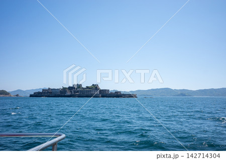 海上からの端島軍艦島 142714304