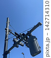 快晴の青空と信号機にとまるカラス 142714310