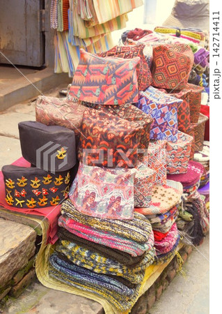 ネパールの市場に並ぶ伝統的な帽子とカラフルな手工芸品 ネパールの市場に並ぶ伝統的な帽子とカラフルな手工芸品 142714411