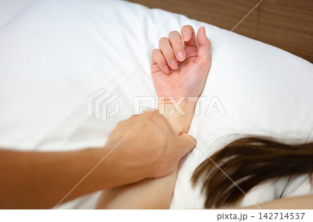 ベッドで触れ合う男女 ベッドで触れ合う男女 142714537