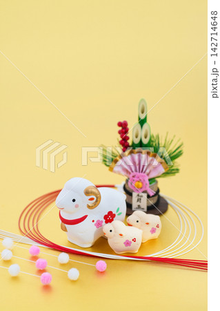 年賀素材 未年 白い羊の親子と門松と水引き 金色バック 年賀素材 未年 白い羊の親子と門松と水引き 金色バック 142714648