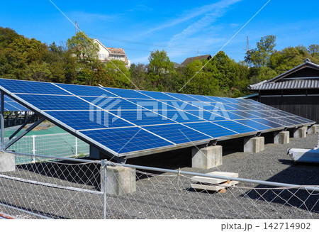 整然と並ぶ太陽光パネル 整然と並ぶ太陽光パネル 142714902