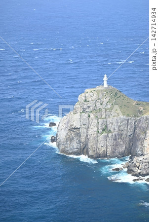大瀬崎灯台と雄大な大海原 大瀬崎灯台と雄大な大海原 142714934
