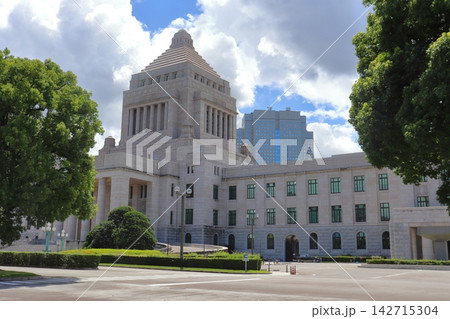 国会議事堂 中央玄関と中央塔（参議院側からの風景） 142715304