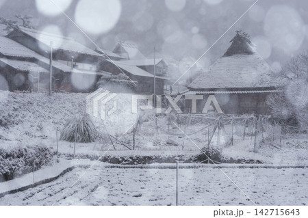 京都府南丹市美山町昔話に出てきそうな雪積もるかやぶきの里 京都府南丹市美山町昔話に出てきそうな雪積もるかやぶきの里 142715643