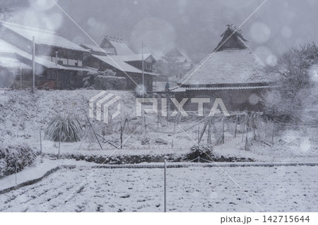 京都府南丹市美山町昔話に出てきそうな雪積もるかやぶきの里 142715644