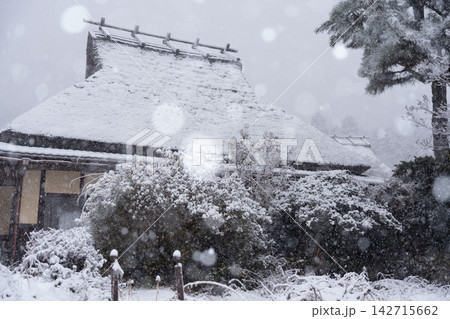 京都府南丹市美山町昔話に出てきそうな雪積もるかやぶきの里 京都府南丹市美山町昔話に出てきそうな雪積もるかやぶきの里 142715662