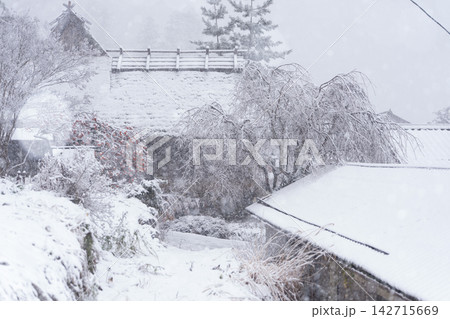 京都府南丹市美山町昔話に出てきそうな雪積もるかやぶきの里 京都府南丹市美山町昔話に出てきそうな雪積もるかやぶきの里 142715669