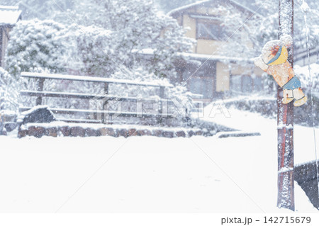 京都府南丹市美山町昔話に出てきそうな雪積もるかやぶきの里 142715679
