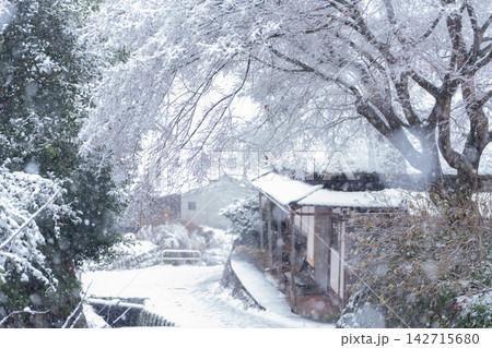 京都府南丹市美山町昔話に出てきそうな雪積もるかやぶきの里 京都府南丹市美山町昔話に出てきそうな雪積もるかやぶきの里 142715680
