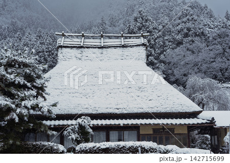 京都府南丹市美山町昔話に出てきそうな雪積もるかやぶきの里 京都府南丹市美山町昔話に出てきそうな雪積もるかやぶきの里 142715699