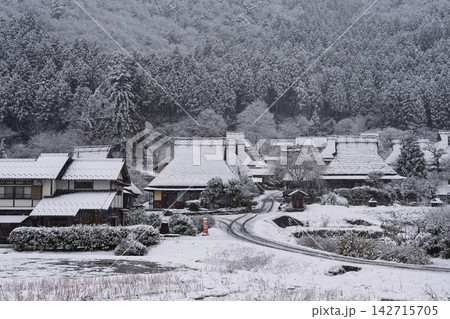 京都府南丹市美山町昔話に出てきそうな雪積もるかやぶきの里 142715705