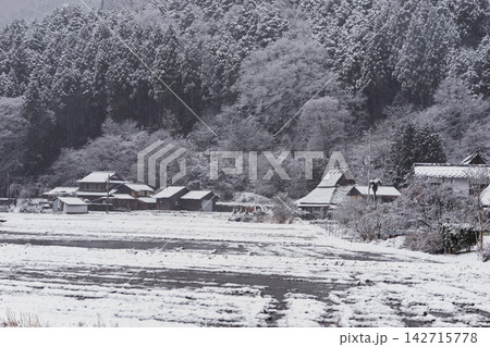 京都府南丹市美山町昔話に出てきそうな雪積もるかやぶきの里 京都府南丹市美山町昔話に出てきそうな雪積もるかやぶきの里 142715778