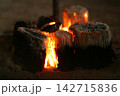 ほっこり温かい炭火 142715836