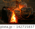 はじける炭火 142715837