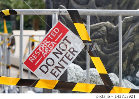英語で「RESTRICTED AREA　DO NOT ENTER」と書かれた立入禁止の警告看板 142715921