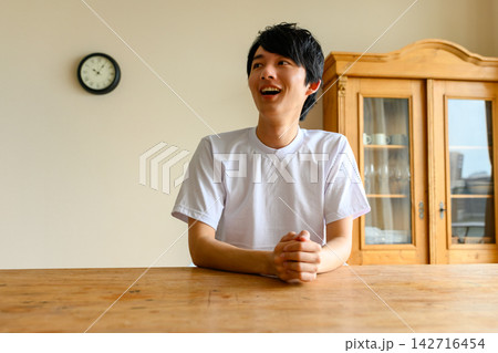 楽しそうに話す若い男性 楽しそうに話す若い男性 142716454