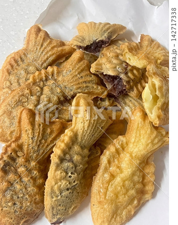 Crispy and golden mini bungeoppang with a soft, fluffy filling of sweet red bean or custard. A delightful bite-sized Korean fish-shaped pastry, perfect for a warm and nostalgic treat! 142717338