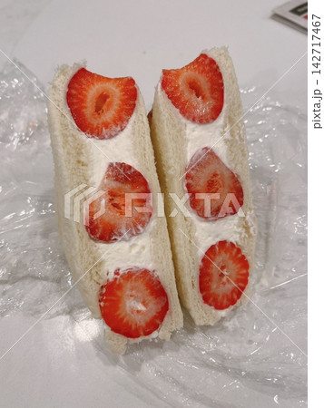 Soft strawberry sando filled with fluffy whipped cream and juicy strawberries. Light, sweet, and refreshing, offering a clean and charming dessert perfect for modern cafe visuals. Soft strawberry sando filled with fluffy whipped cream and juicy strawberries. Light, sweet, and refreshing, offering a clean and charming dessert perfect for modern cafe visuals. 142717467