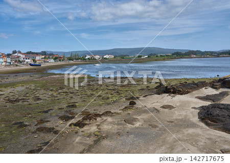 Natural landscape of the Arousa Estuary seen from the coast of the Galician municipality of Cambados 142717675