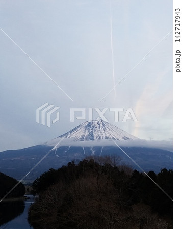山腹に雲がかかる雪化粧の富士山と湖畔の風景 142717943