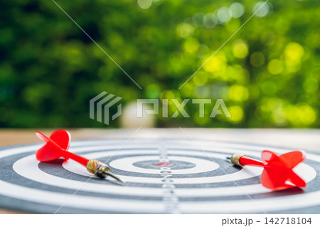 Missed darts are placed on a dartboard, a concept related to a failed business. Missed darts are placed on a dartboard, a concept related to a failed business. 142718104