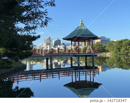 大濠公園「浮御堂」水面に美しく映り込む朱色の浮見堂と青空(福岡市中央区) 大濠公園「浮御堂」水面に美しく映り込む朱色の浮見堂と青空(福岡市中央区) 142718347