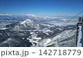 スキー場から見た雪山 142718779