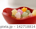 和菓子カタログや祝事メニューに華を添える、朱塗りの漆器とパステル調の金平糖 142718814
