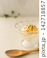 ガラス器に盛り付けられたチョコスプレー仕立てのバニラアイス 142718857