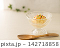 脚付きガラス器に盛られたチョコスプレー仕立てのバニラアイス 142718858