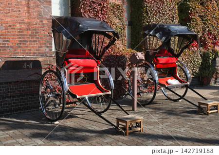 赤レンガに映える人力車 142719188