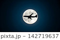 満月を横切る旅客機のシルエット 142719637