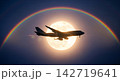 満月を横切る旅客機のシルエット 142719641