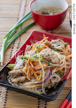 Stir-fried glass noodles with pork. 142719759