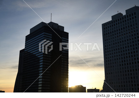 早朝の朝焼けの空を背景にした西新宿の高層ビル 早朝の朝焼けの空を背景にした西新宿の高層ビル 142720244