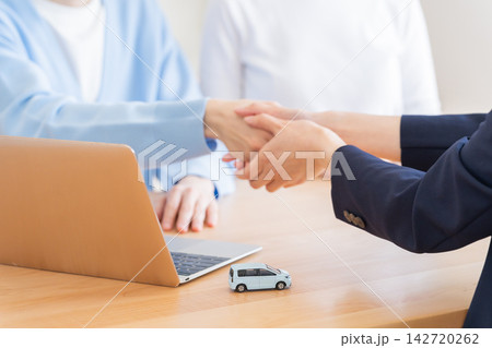 自動車を買う夫婦と営業マン 自動車を買う夫婦と営業マン 142720262