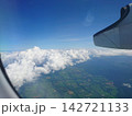 飛行機の窓から見る雲海と大地-A sea of clouds and the land seen- 142721133