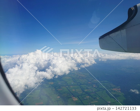 飛行機の窓から見る雲海と大地-A sea of clouds and the land seen- 飛行機の窓から見る雲海と大地-A sea of clouds and the land seen- 142721133