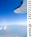 飛行機の窓から見る雲海と大地-A sea of clouds and the land seen- 142721135