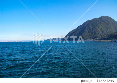 日出町方面から別府湾越しに望む高崎山と大分市街地 日出町方面から別府湾越しに望む高崎山と大分市街地 142721245