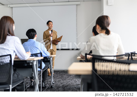 説明会で話す講師と受講者 142721532