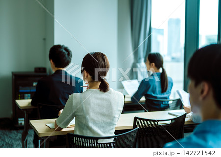 セミナー会場で講義を聞く参加者たち セミナー会場で講義を聞く参加者たち 142721542