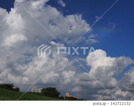 夏の青空に浮かぶ入道雲に架かる虹 夏の青空に浮かぶ入道雲に架かる虹 142722132