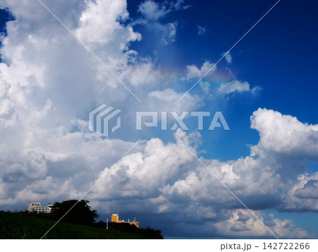 夏の青空に浮かぶ入道雲に架かる虹 夏の青空に浮かぶ入道雲に架かる虹 142722266