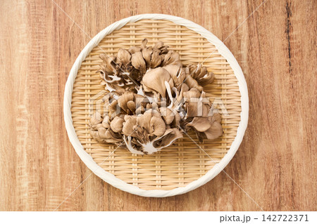 生の舞茸 竹ざるに盛ったきのこ食材 生の舞茸 竹ざるに盛ったきのこ食材 142722371