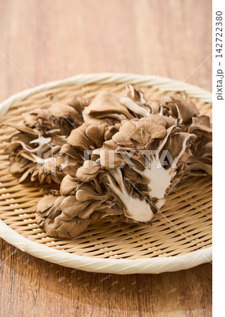 生の舞茸 竹ざるに盛ったきのこ食材 生の舞茸 竹ざるに盛ったきのこ食材 142722380
