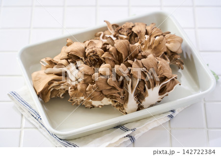 生の舞茸 下ごしらえ中のきのこ食材 生の舞茸 下ごしらえ中のきのこ食材 142722384