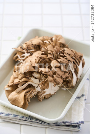 生の舞茸 下ごしらえ中のきのこ食材 生の舞茸 下ごしらえ中のきのこ食材 142722394