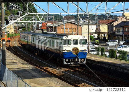 安芸津駅 (東広島市) に入線する観光列車 安芸津駅 (東広島市) に入線する観光列車 142722512